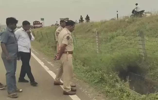 Andhra : पलनाडू में दिनदहाड़े सड़क किनारे जलती हुई लाश Andhra : पलनाडू में दिनदहाड़े सड़क किनारे जलती हुई लाश