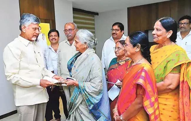 Amaravati के निर्माण के लिए 36 ग्राम सोने की चूड़ियां और नकद दान Amaravati के निर्माण के लिए 36 ग्राम सोने की चूड़ियां और नकद दान