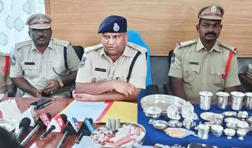 Medak में चोर गिरोह से 4.7 किलोग्राम चांदी, 326 अमेरिकी डॉलर जब्त, दो गिरफ्तार Medak में चोर गिरोह से 4.7 किलोग्राम चांदी, 326 अमेरिकी डॉलर जब्त, दो गिरफ्तार
