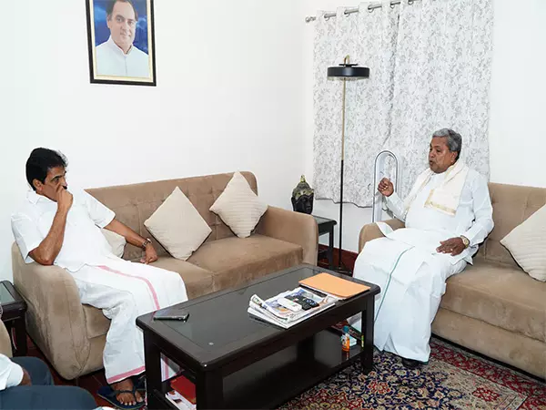 CM सिद्धारमैया ने दिल्ली में AICC महासचिव केसी वेणुगोपाल से की मुलाकात CM सिद्धारमैया ने दिल्ली में AICC महासचिव केसी वेणुगोपाल से की मुलाकात