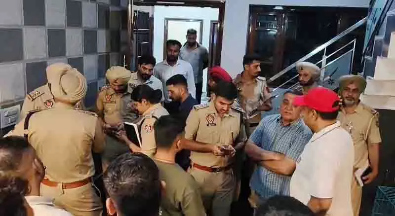 फिरौती की मांग को लेकर NRI के घर पर गोलीबारी फिरौती की मांग को लेकर NRI के घर पर गोलीबारी