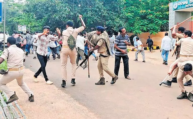 अथागढ़ में भाजपा-बीजद कार्यकर्ताओं के बीच झड़प में SDPO, छह पुलिसकर्मी घायल अथागढ़ में भाजपा-बीजद कार्यकर्ताओं के बीच झड़प में SDPO, छह पुलिसकर्मी घायल