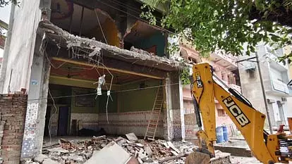 हिस्ट्रीशीटर जुबैर पर बड़ी कार्रवाई, तीन मंजिला अवैध मकान पर चला बुलडोजर हिस्ट्रीशीटर जुबैर पर बड़ी कार्रवाई, तीन मंजिला अवैध मकान पर चला बुलडोजर
