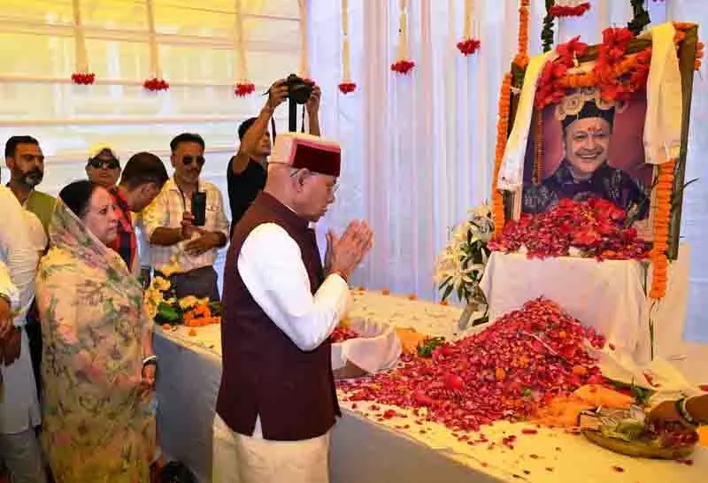 Himachal के राज्यपाल ने पूर्व मुख्यमंत्री वीरभद्र सिंह को श्रद्धांजलि अर्पित की Himachal के राज्यपाल ने पूर्व मुख्यमंत्री वीरभद्र सिंह को श्रद्धांजलि अर्पित की