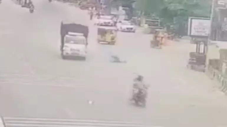 Hyderabad में तेज रफ्तार बोलेरो ने महिला को टक्कर मारी, कार से उतरते ही हवा में उछल गई Hyderabad में तेज रफ्तार बोलेरो ने महिला को टक्कर मारी, कार से उतरते ही हवा में उछल गई