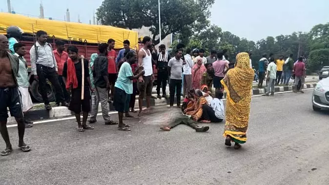 Lucknow : तेज रफ्तार ट्रक ने ली युवक की जान, दोस्त ने दुख में दी जान Lucknow : तेज रफ्तार ट्रक ने ली युवक की जान, दोस्त ने दुख में दी जान