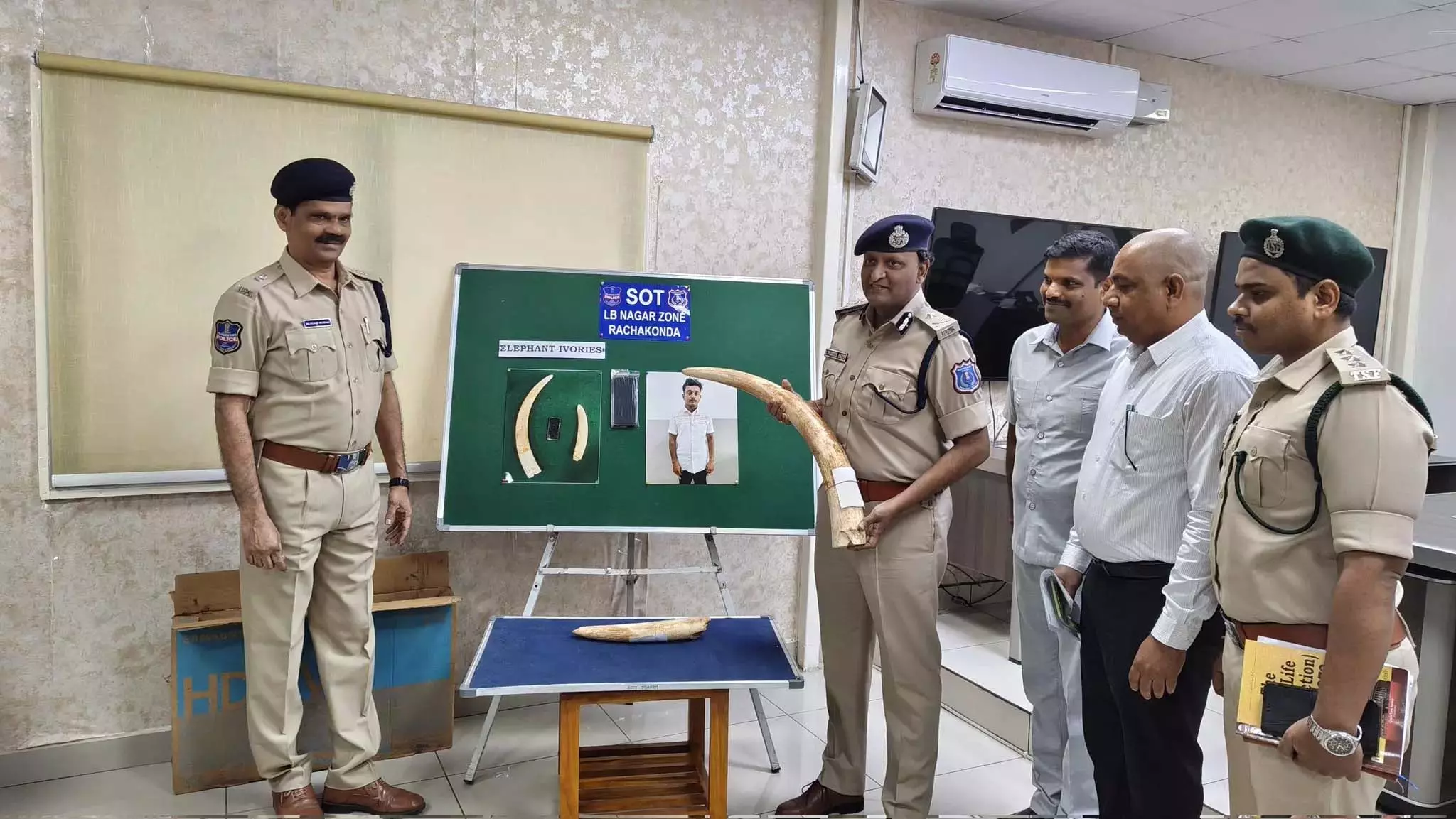 Telangana: सेशाचलम से करोड़ों रुपए के हाथी दांत की तस्करी करने वाला व्यक्ति पकड़ा गया Telangana: सेशाचलम से करोड़ों रुपए के हाथी दांत की तस्करी करने वाला व्यक्ति पकड़ा गया