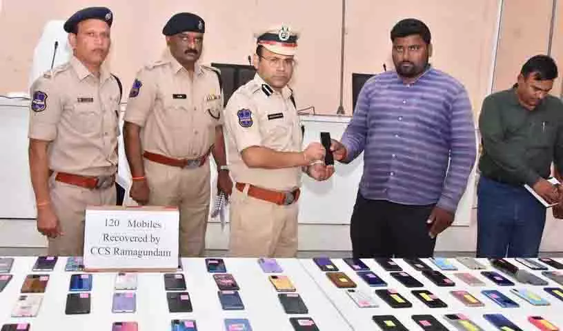Ramagundam पुलिस ने 18 लाख रुपये कीमत के 120 मोबाइल फोन को वापस कर दिया Ramagundam पुलिस ने 18 लाख रुपये कीमत के 120 मोबाइल फोन को वापस कर दिया
