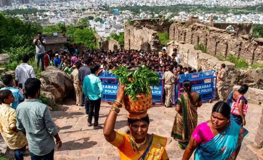 Telangana: बोनालू समारोह के लिए गोलकोंडा किले को सजाया गया, सुरक्षा कड़ी की Telangana: बोनालू समारोह के लिए गोलकोंडा किले को सजाया गया, सुरक्षा कड़ी की