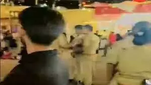 नौचंदी मेले में महिला पुलिसकर्मियों पर की अभद्र टिप्पणी, युवक की तलाश जारी नौचंदी मेले में महिला पुलिसकर्मियों पर की अभद्र टिप्पणी, युवक की तलाश जारी