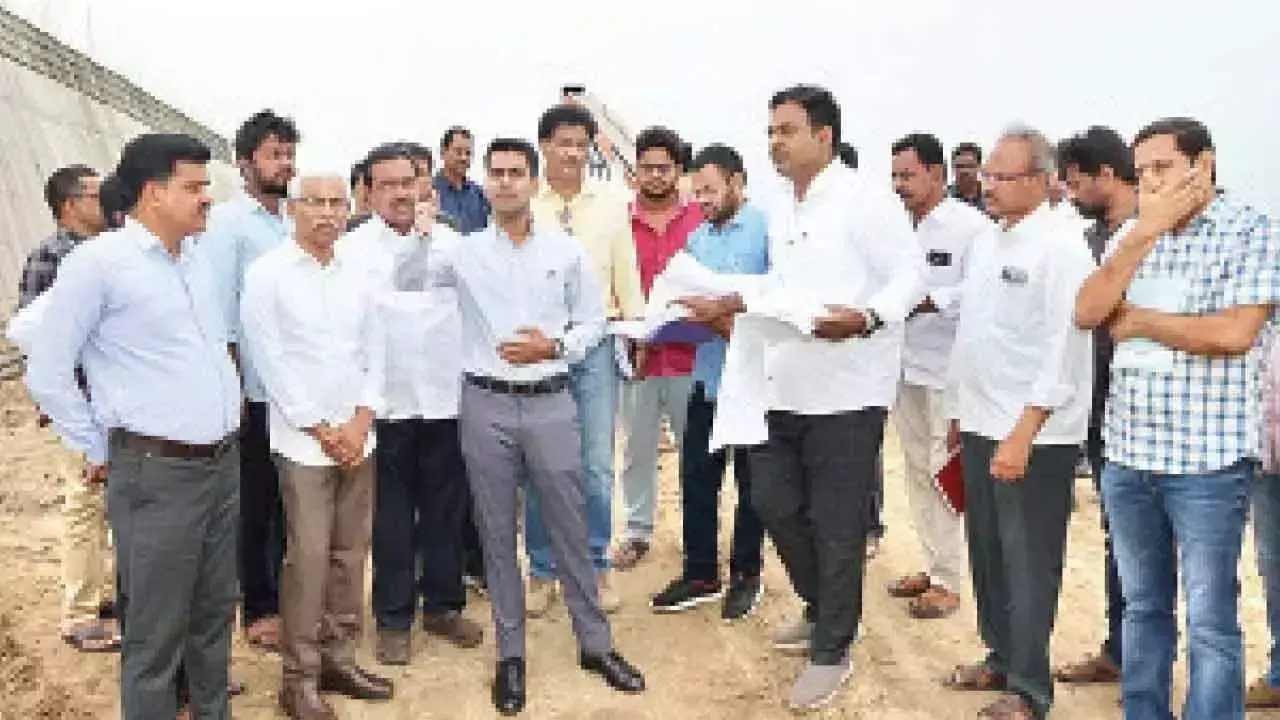 Telangana: मानसून की दस्तक से मुन्नेरू में बाढ़ की आशंका, रिटेनिंग दीवार निर्माण की गति में बाधा Telangana: मानसून की दस्तक से मुन्नेरू में बाढ़ की आशंका, रिटेनिंग दीवार निर्माण की गति में बाधा