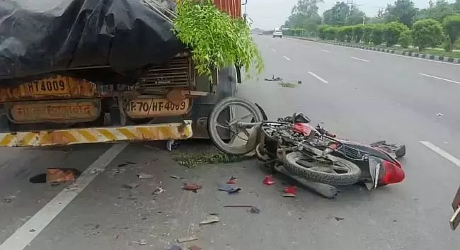 Kanpur : खड़ी डीसीएम से टकराई बाइक, सवार गंभीर रूप से घायल Kanpur : खड़ी डीसीएम से टकराई बाइक, सवार गंभीर रूप से घायल