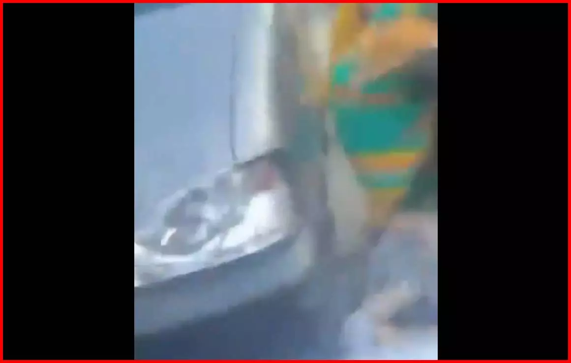 दिल दहला देने वाला LIVE वीडियो...महिलाओं को बेकाबू वैन ने रौंदा दिल दहला देने वाला LIVE वीडियो...महिलाओं को बेकाबू वैन ने रौंदा
