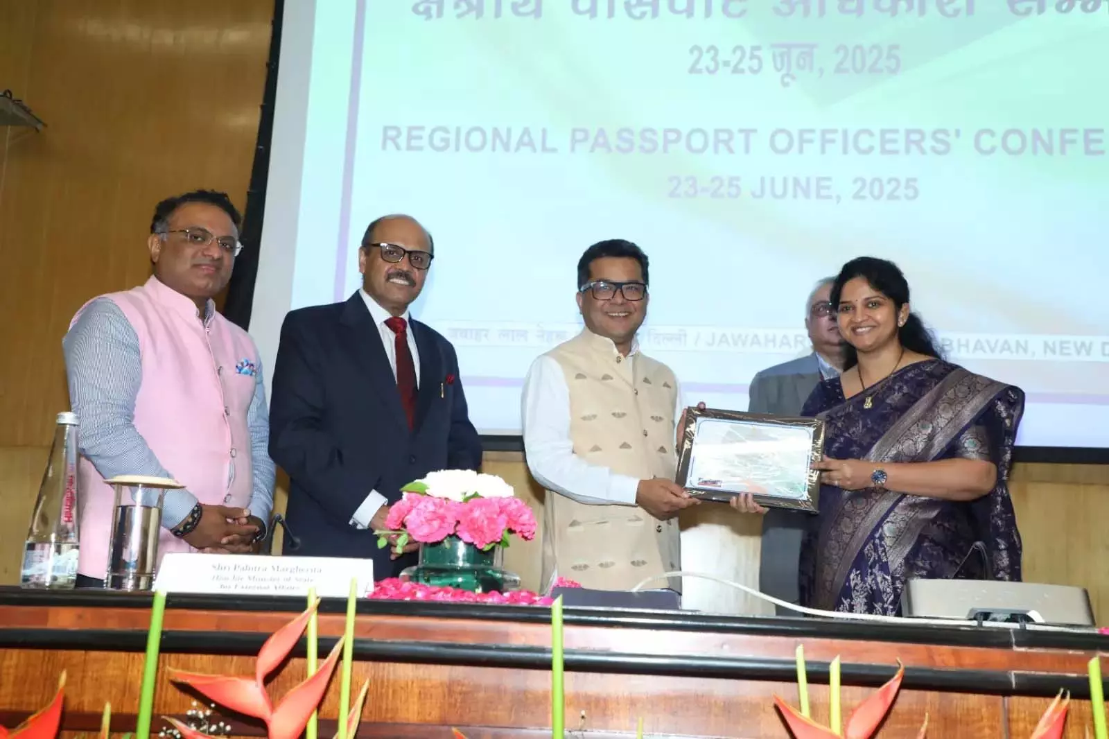 हैदराबाद RPO को नागरिक-केंद्रित पासपोर्ट सेवाओं के लिए सम्मानित किया हैदराबाद RPO को नागरिक-केंद्रित पासपोर्ट सेवाओं के लिए सम्मानित किया