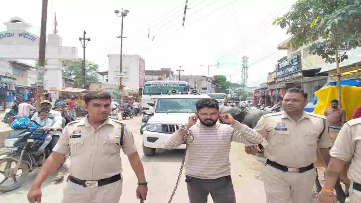 CG BREAKING: कुख्यात हिस्ट्रीशीटर राहुल धुरी गिरफ्तार, पुलिस ने नगर में निकाला जुलूस CG BREAKING: कुख्यात हिस्ट्रीशीटर राहुल धुरी गिरफ्तार, पुलिस ने नगर में निकाला जुलूस