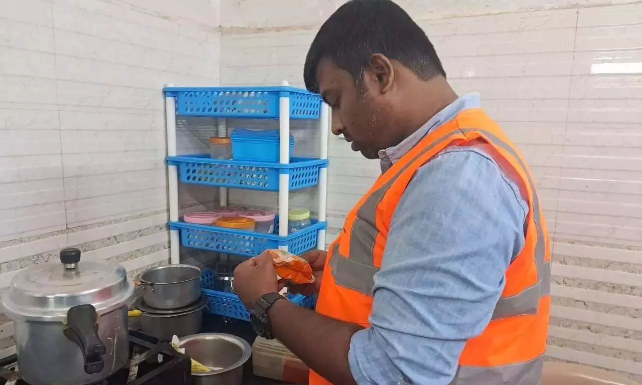 GHMC ने अस्पताल की रसोई का निरीक्षण किया, स्वच्छता संबंधी खामियां उजागर की GHMC ने अस्पताल की रसोई का निरीक्षण किया, स्वच्छता संबंधी खामियां उजागर की