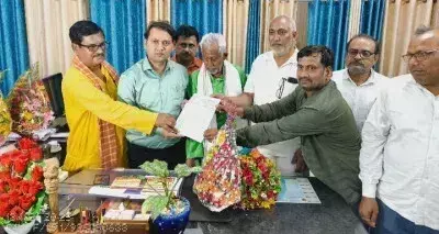 Ballia: शिक्षकों ने वित्त अधिकारी की तैनाती को लेकर डीएम को सौंपा ज्ञापन Ballia: शिक्षकों ने वित्त अधिकारी की तैनाती को लेकर डीएम को सौंपा ज्ञापन