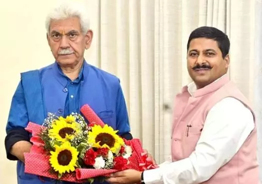 गौरव ने LG से मुलाकात कर जम्मू क्षेत्र के लिए समान विकास की मांग की गौरव ने LG से मुलाकात कर जम्मू क्षेत्र के लिए समान विकास की मांग की