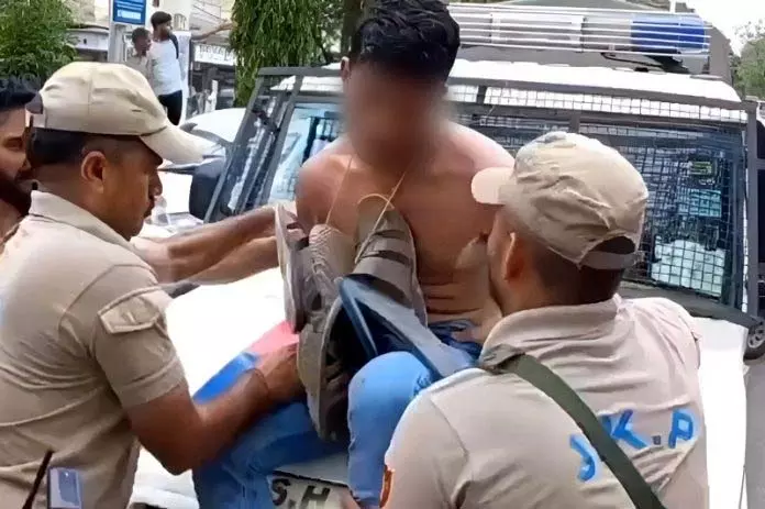 लूट के आरोपियों को जूतों की माला पहनाकर Jammu की सड़कों पर घुमाया गया लूट के आरोपियों को जूतों की माला पहनाकर Jammu की सड़कों पर घुमाया गया