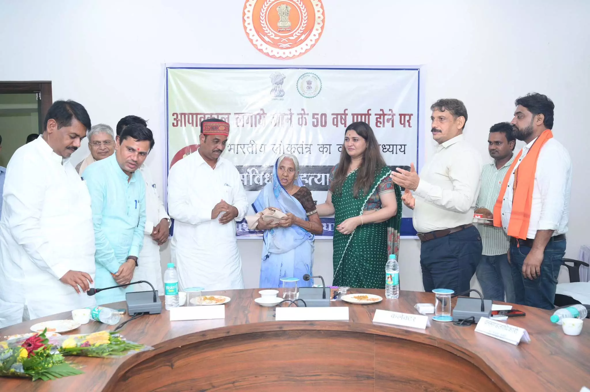 आपातकाल की 50वीं बरसी पर प्रदर्शनी का आयोजन, मीसाबंदियों को किया सम्मानित आपातकाल की 50वीं बरसी पर प्रदर्शनी का आयोजन, मीसाबंदियों को किया सम्मानित