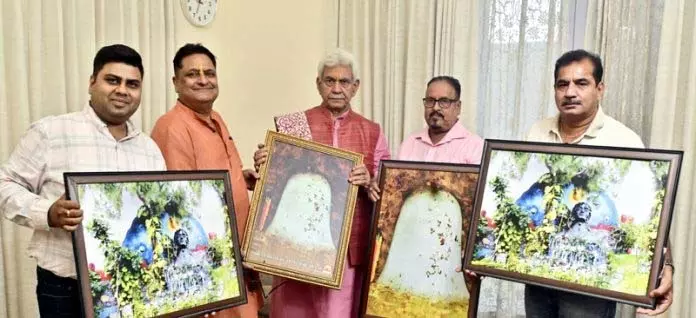 LG ने इनोवेटिव LED ग्लो भगवान महादेव शिवलिंग प्रतिमा का अनावरण किया LG ने इनोवेटिव LED ग्लो भगवान महादेव शिवलिंग प्रतिमा का अनावरण किया