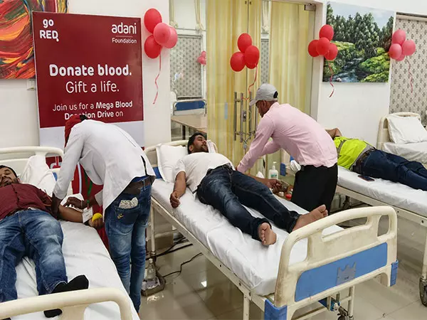 अडानी फाउंडेशन ने गौतम अडानी के 63वें जन्मदिन पर रिकॉर्ड तोड़ रक्तदान अभियान चलाया अडानी फाउंडेशन ने गौतम अडानी के 63वें जन्मदिन पर रिकॉर्ड तोड़ रक्तदान अभियान चलाया