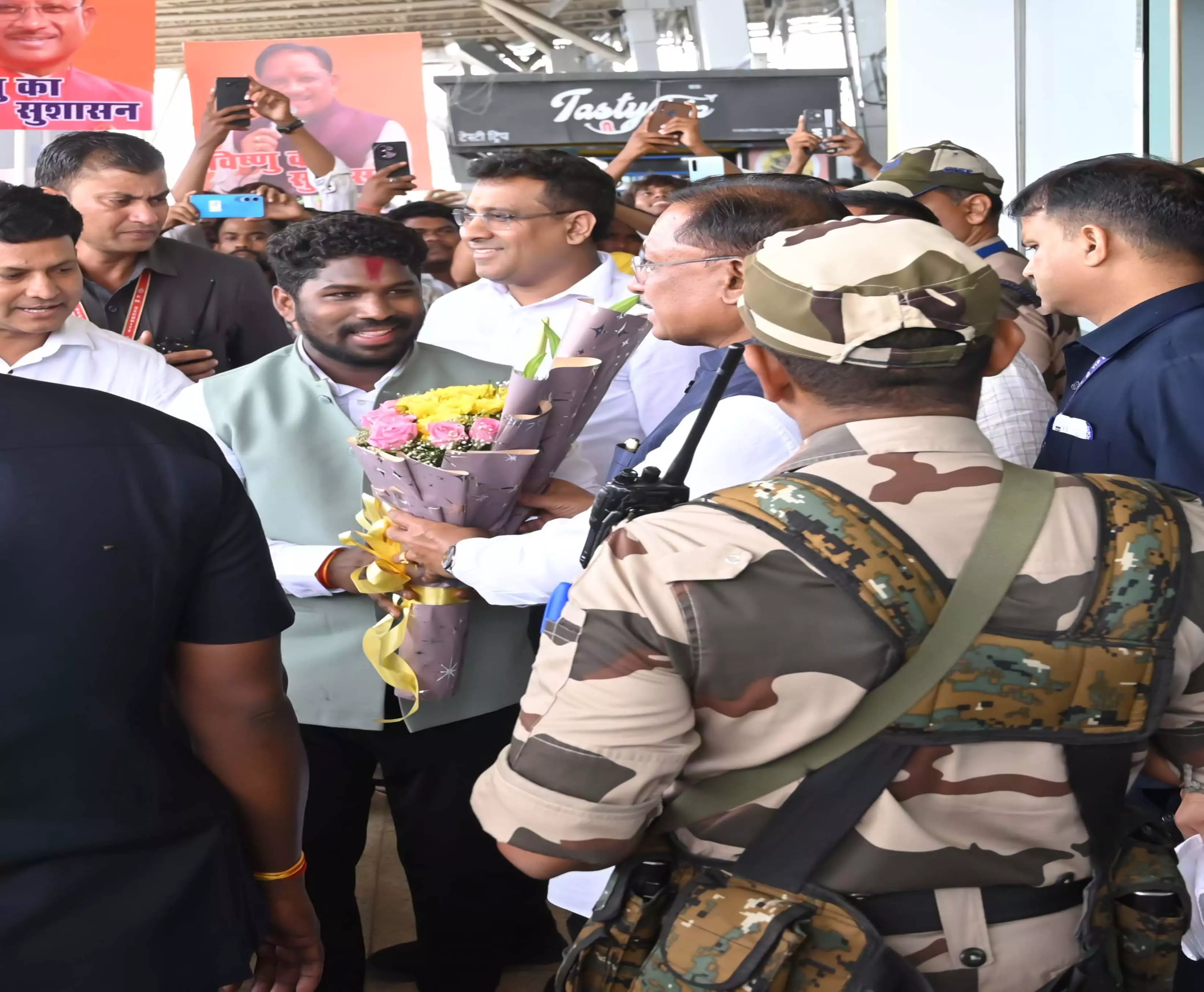 खूबलाल ध्रुव के नेतृत्व में मुख्यमंत्री विष्णुदेव साय का एयरपोर्ट पर भव्य स्वागत खूबलाल ध्रुव के नेतृत्व में मुख्यमंत्री विष्णुदेव साय का एयरपोर्ट पर भव्य स्वागत
