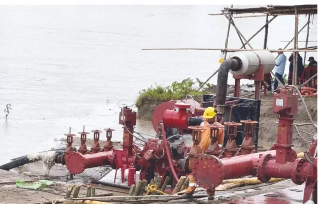 प्रतिकूल मौसम के बावजूद ONGC ने परिचालन गति बनाए रखी प्रतिकूल मौसम के बावजूद ONGC ने परिचालन गति बनाए रखी