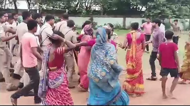 मयूरभंज बेदखली अभियान में तहसीलदार पर हमला, पुलिस रही न तमाशबीन मयूरभंज बेदखली अभियान में तहसीलदार पर हमला, पुलिस रही न तमाशबीन