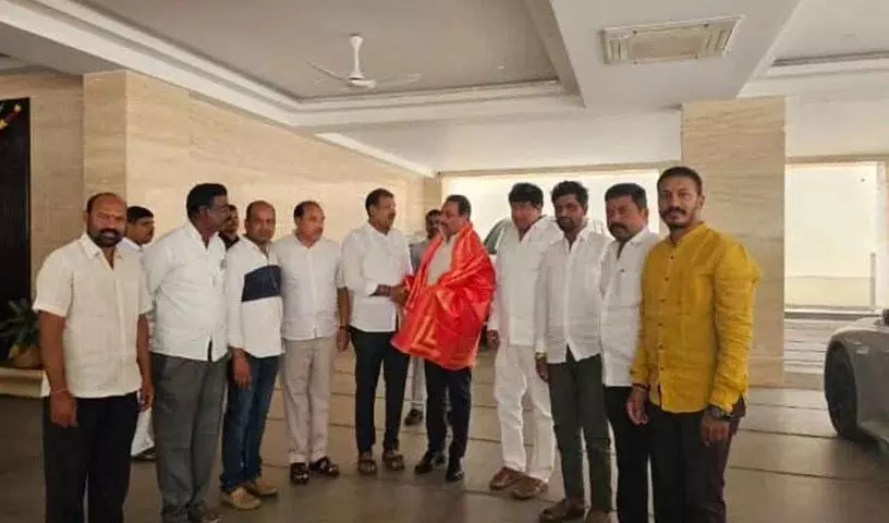 बोनाला उत्सव के लिए मंत्री वाकाटी श्रीहरि को निमंत्रण बोनाला उत्सव के लिए मंत्री वाकाटी श्रीहरि को निमंत्रण