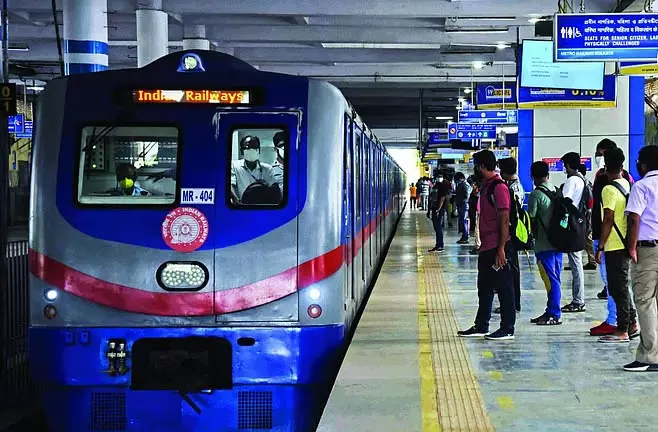 यात्री द्वारा गलती से अलार्म बजाने के कारण मेट्रो सेवाएं अस्थायी रूप से बाधित यात्री द्वारा गलती से अलार्म बजाने के कारण मेट्रो सेवाएं अस्थायी रूप से बाधित