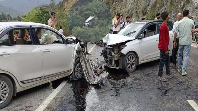 Srinagar : बड़ा सड़क हादसा, दो कारों की टक्कर के बाद तीसरी खाई में गिरी Srinagar : बड़ा सड़क हादसा, दो कारों की टक्कर के बाद तीसरी खाई में गिरी