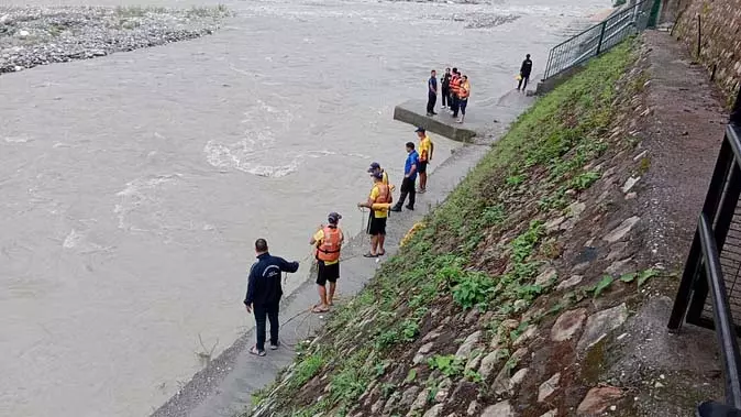भागीरथी नदी में जल भरते समय फिसली महिला, तेज बहाव में बहने से लापता भागीरथी नदी में जल भरते समय फिसली महिला, तेज बहाव में बहने से लापता