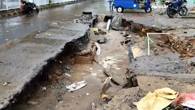 Cuttack: भारी बारिश के कारण सड़क का बड़ा हिस्सा धंसा, यातायात प्रभावित Cuttack: भारी बारिश के कारण सड़क का बड़ा हिस्सा धंसा, यातायात प्रभावित