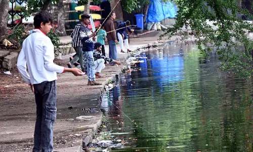 Bhopal : डूबने के खतरे के बावजूद मछुआरे उफनती झीलों की ओर उमड़ पड़े