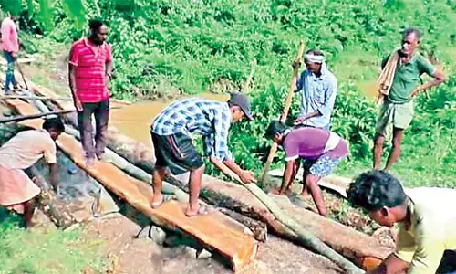 Odisha : गांव के लोगों ने गांव के लिए पुल बनाने के लिए बार-बार अनुरोध किया Odisha : गांव के लोगों ने गांव के लिए पुल बनाने के लिए बार-बार अनुरोध किया
