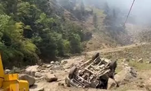 Uttarakhand : चट्टान से टूटकर गिरे पत्थर, तीर्थयात्रियों को रोका
