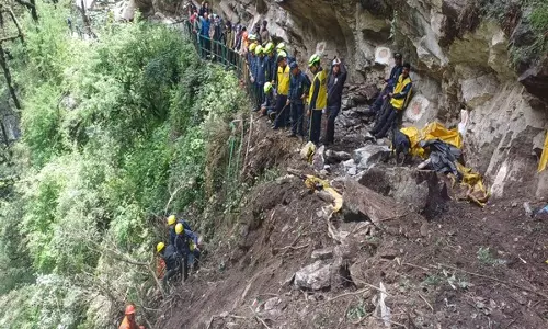 Uttarakhand: जानकीचट्टी में भारी भूस्खलन के बाद बचाव अभियान जारी Uttarakhand: जानकीचट्टी में भारी भूस्खलन के बाद बचाव अभियान जारी