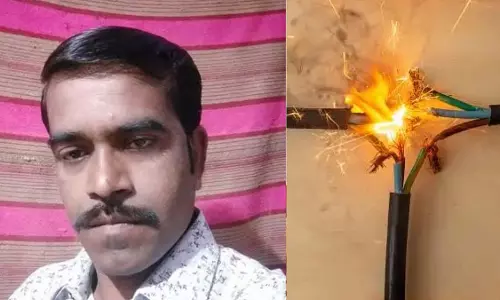 Indore : स्कूल में खिड़की लगाते समय करंट लगने से युवक की मौत Indore : स्कूल में खिड़की लगाते समय करंट लगने से युवक की मौत