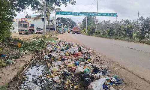 Anekal : निर्धारित स्थान के पास कूड़े का ढेर, आम जनता को परेशानी Anekal : निर्धारित स्थान के पास कूड़े का ढेर, आम जनता को परेशानी