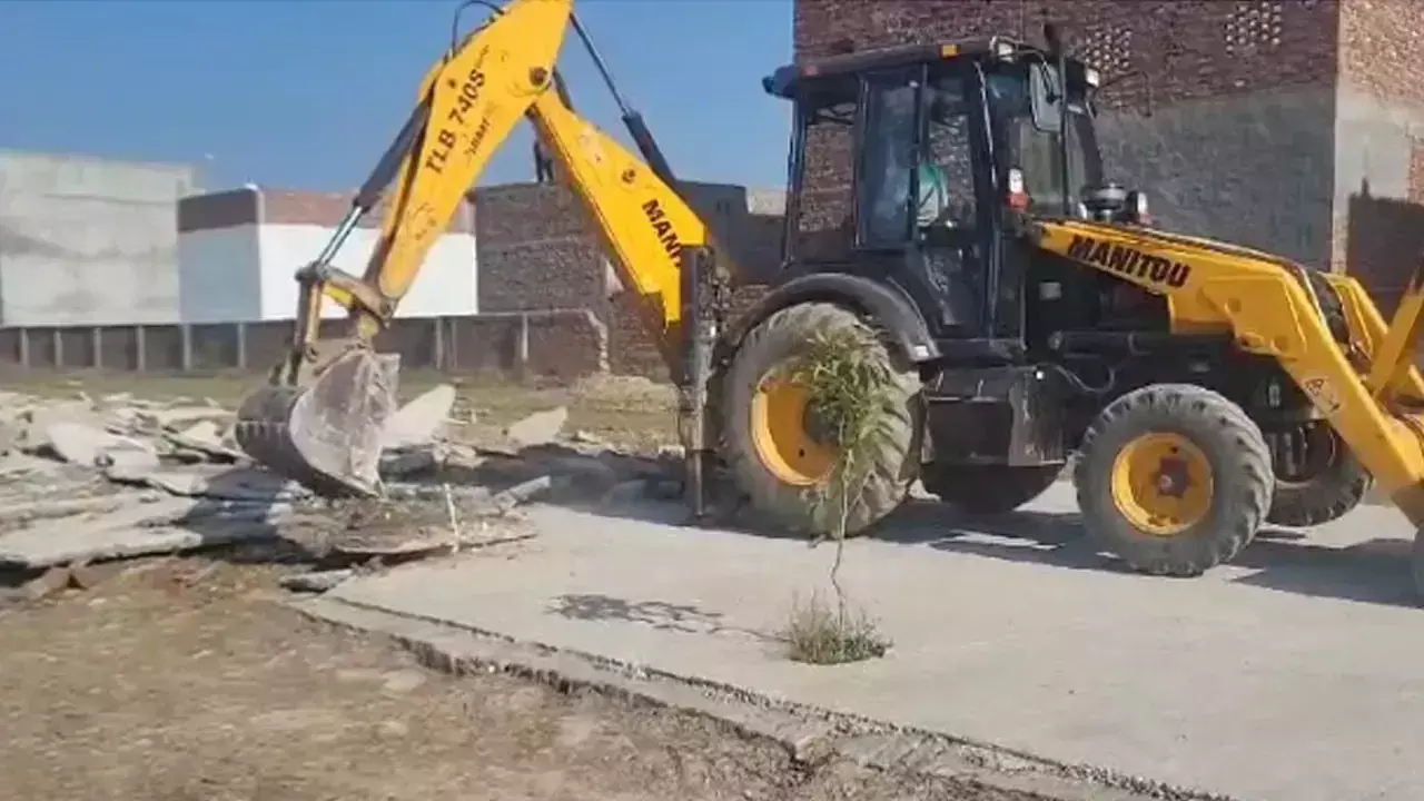 Shamli में बुलडोजर अभियान, अवैध कॉलोनियों में हाहाकार Shamli में बुलडोजर अभियान, अवैध कॉलोनियों में हाहाकार