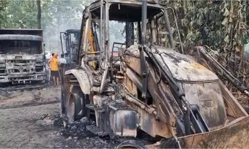 Jharkhand: अपराधियों ने सड़क निर्माण कंपनी के वाहनों में लगाई आग