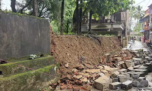 कर्नाटक बारिश दांडेली में लगातार बारिश: परिसर ढह गया कर्नाटक बारिश दांडेली में लगातार बारिश: परिसर ढह गया