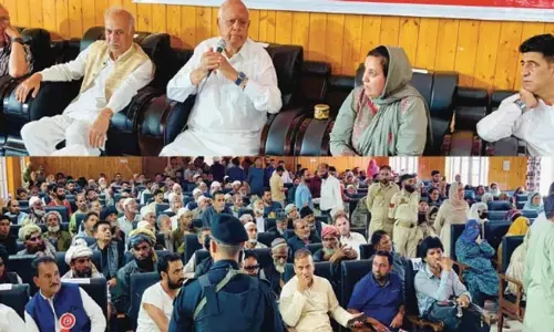 डॉ. फारूक अब्दुल्ला ने बीमार कैदियों के लिए चिकित्सा देखभाल की मांग की डॉ. फारूक अब्दुल्ला ने बीमार कैदियों के लिए चिकित्सा देखभाल की मांग की