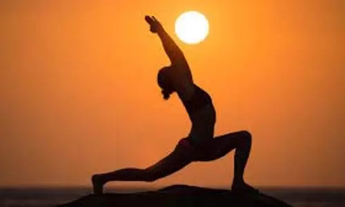 Health: योग विशेषज्ञ तनाव दूर करने के लिए ये आसान योग आसन सुझा रहे हैं