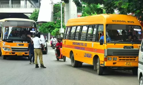 Telangana: अनुपयुक्त स्कूल बसों से अभिभावक चिंतित Telangana: अनुपयुक्त स्कूल बसों से अभिभावक चिंतित