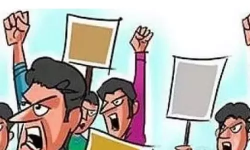 Andhra के बापटला में समुद्र तक पहुंच को लेकर मछुआरों का विरोध प्रदर्शन