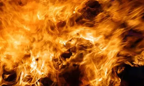 ठेकेदार की बेरहमी से हत्या: परिवार ने हत्या के संदिग्ध के घर पर पेट्रोल डालकर आग लगा दी ठेकेदार की बेरहमी से हत्या: परिवार ने हत्या के संदिग्ध के घर पर पेट्रोल डालकर आग लगा दी