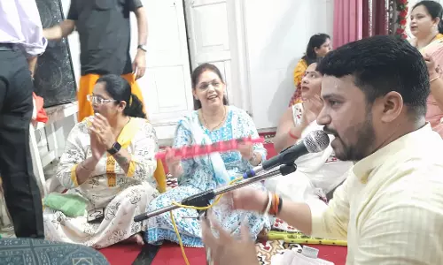Bareilly: प्राचीन बिहारी जी मंदिर में भजन संध्या, श्रद्धालुओं की उमड़ी भीड़