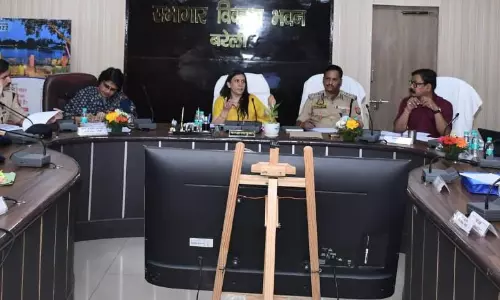 Bareilly: योजनाओं में लापरवाही पर कमिश्नर सख्त
